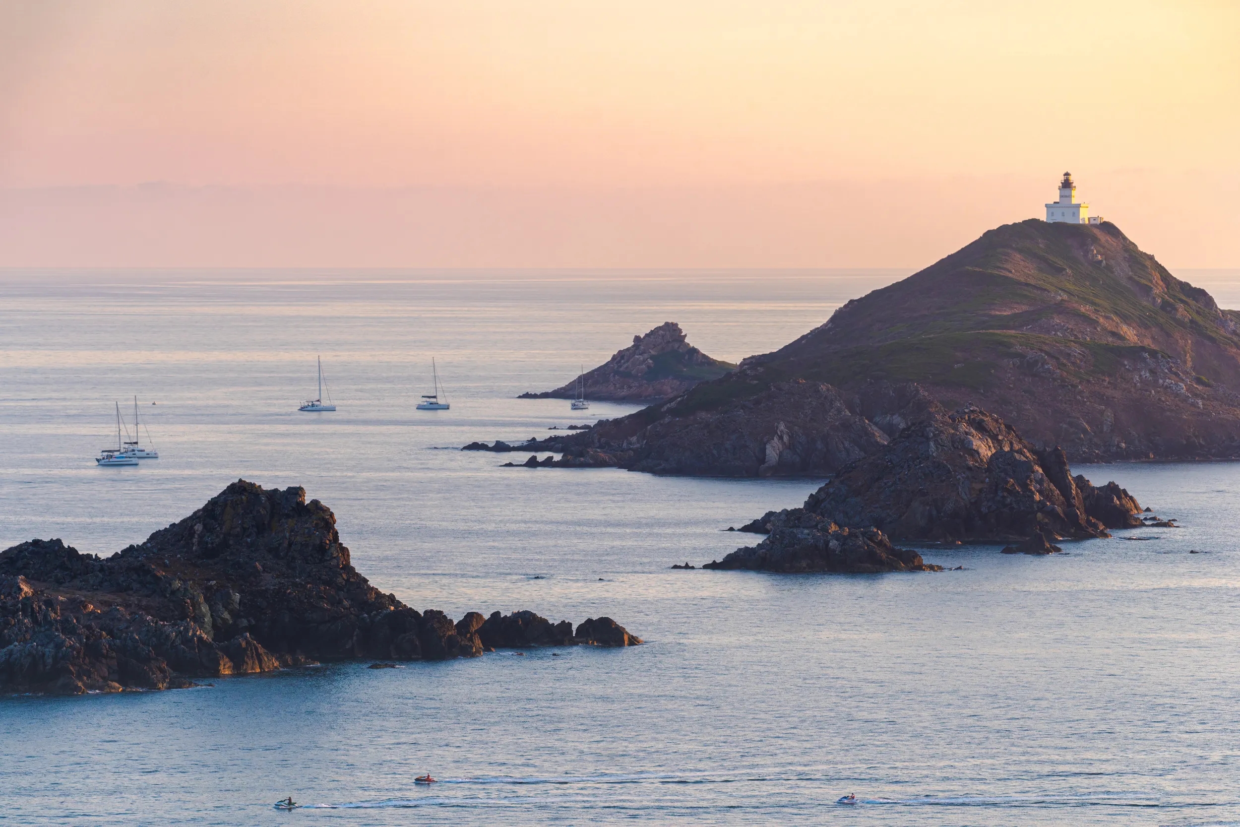 Couché de soleil sur les Iles sanguinaires depuis la résidence de vacances Eden Suites